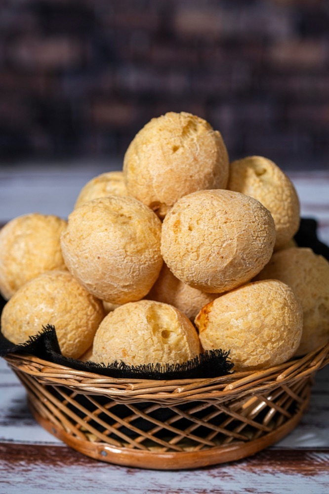 Pães de queijo dourados