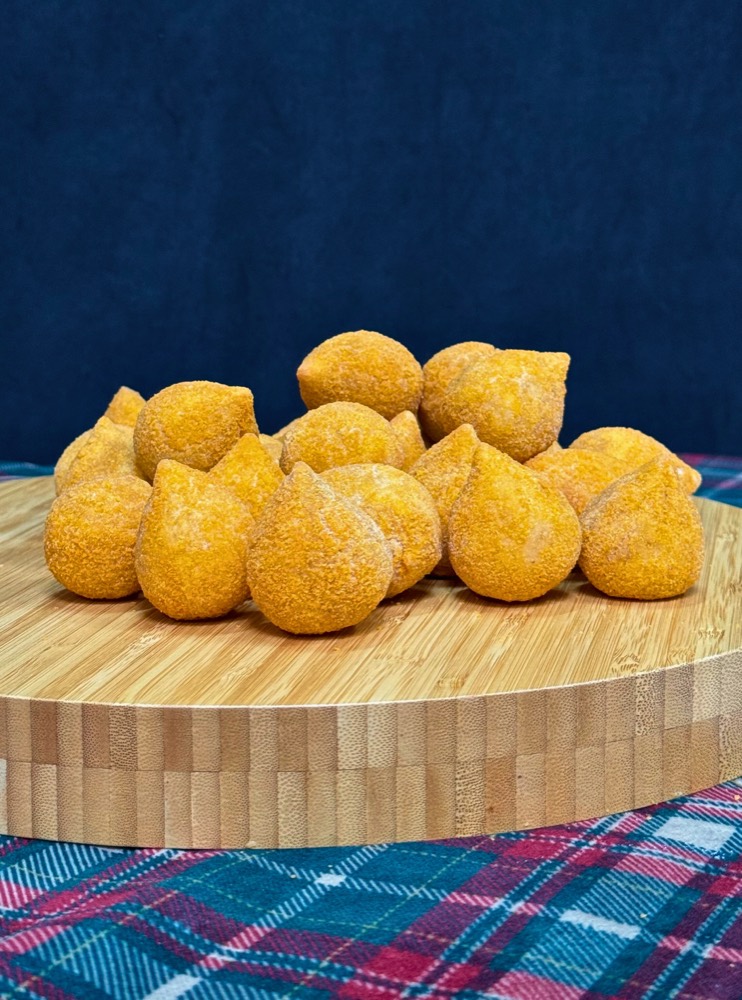 Coxinhas de frango com requeijão empanadas